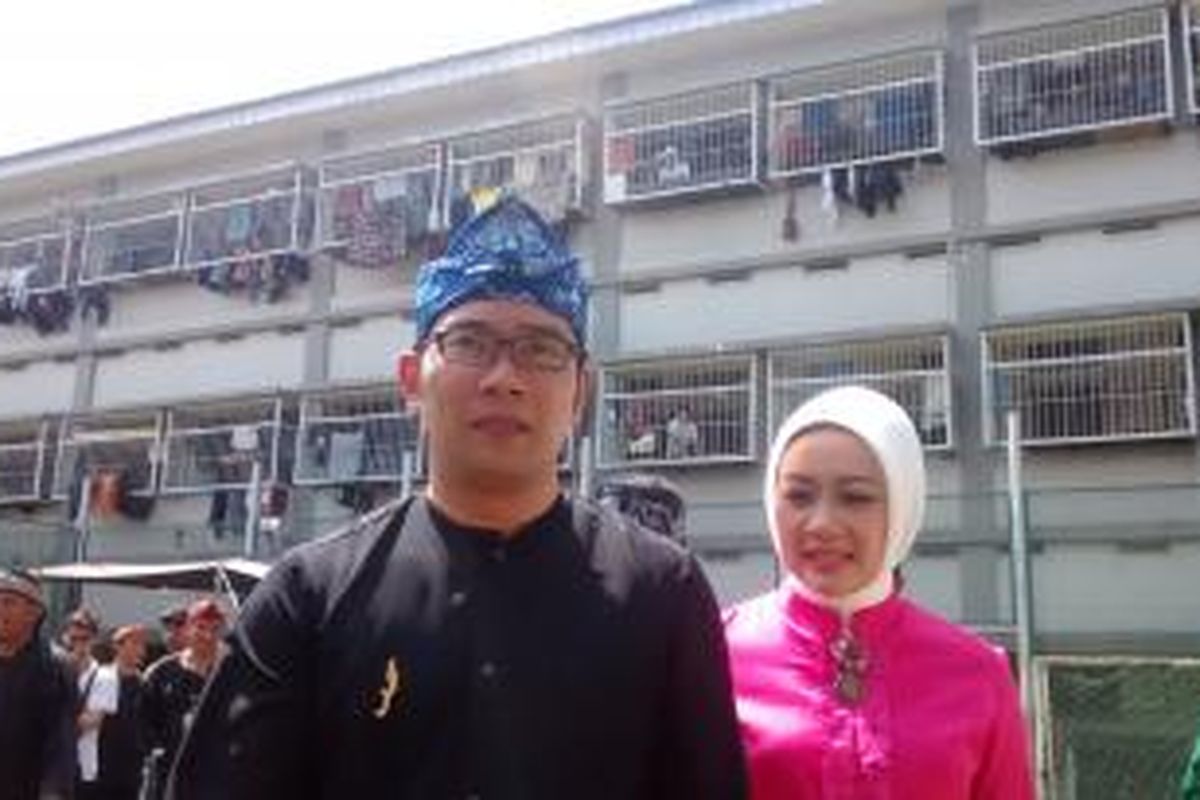 Wali Kota Bandung, Ridwan Kamil, bersama istrinya, Atalia Kamil, mengunjungi TPS di Rutan Kebonwaru, Kota Bandung, Rabu (9/7/2014).