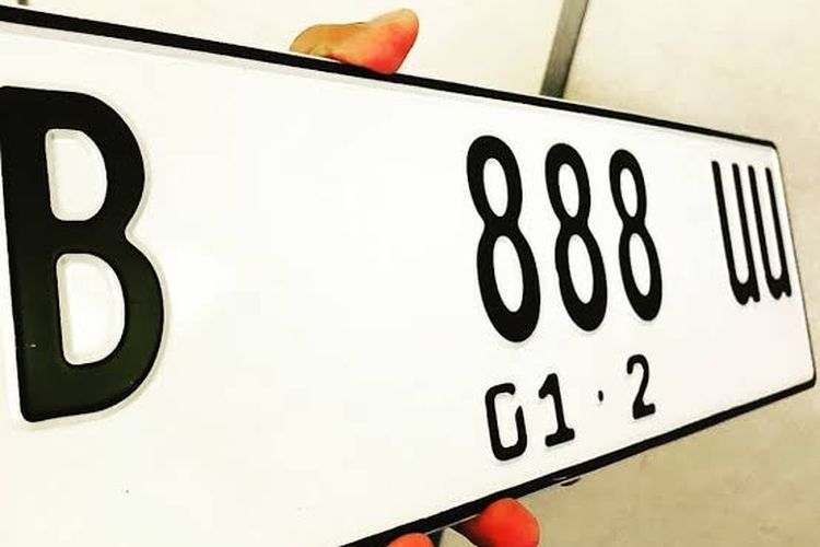 Tanda Nomor Kendaraan Bermotor berlatar warna putih dengan tulisan hitam