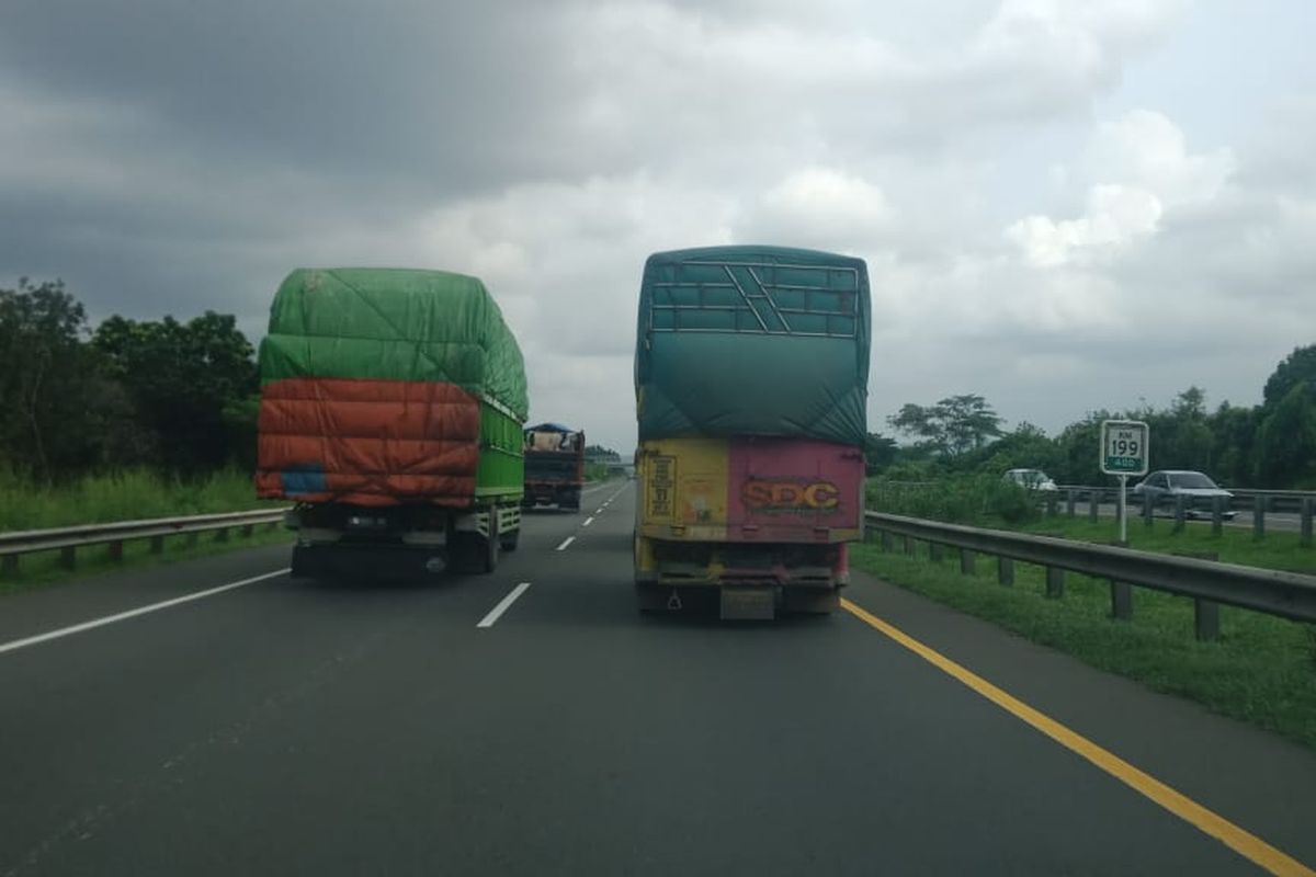 Truk ODOL yang tertangkap kamera di tengah kampanye social distancing dan work from home.