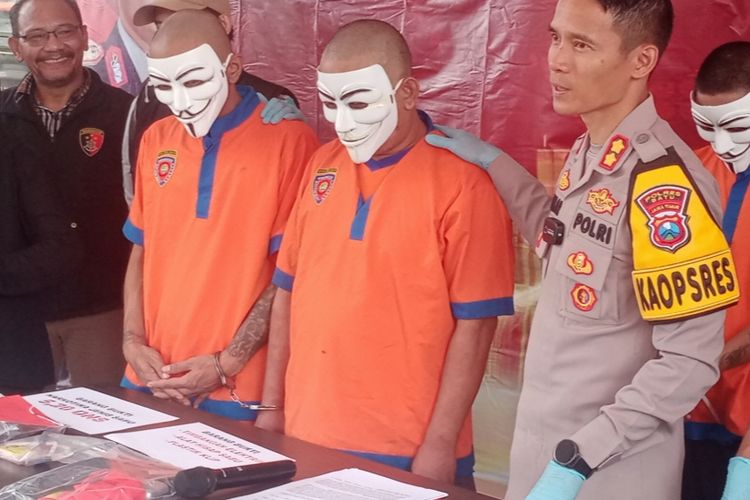 Dua orang pria berinisial TR alias Yoyon (44) dan BA alias Kopral (38) di Kota Batu, Jawa Timur ditahan Satres Narkoba Polres Batu karena diduga sebagai pengguna narkotika jenis sabu bersama-sama.