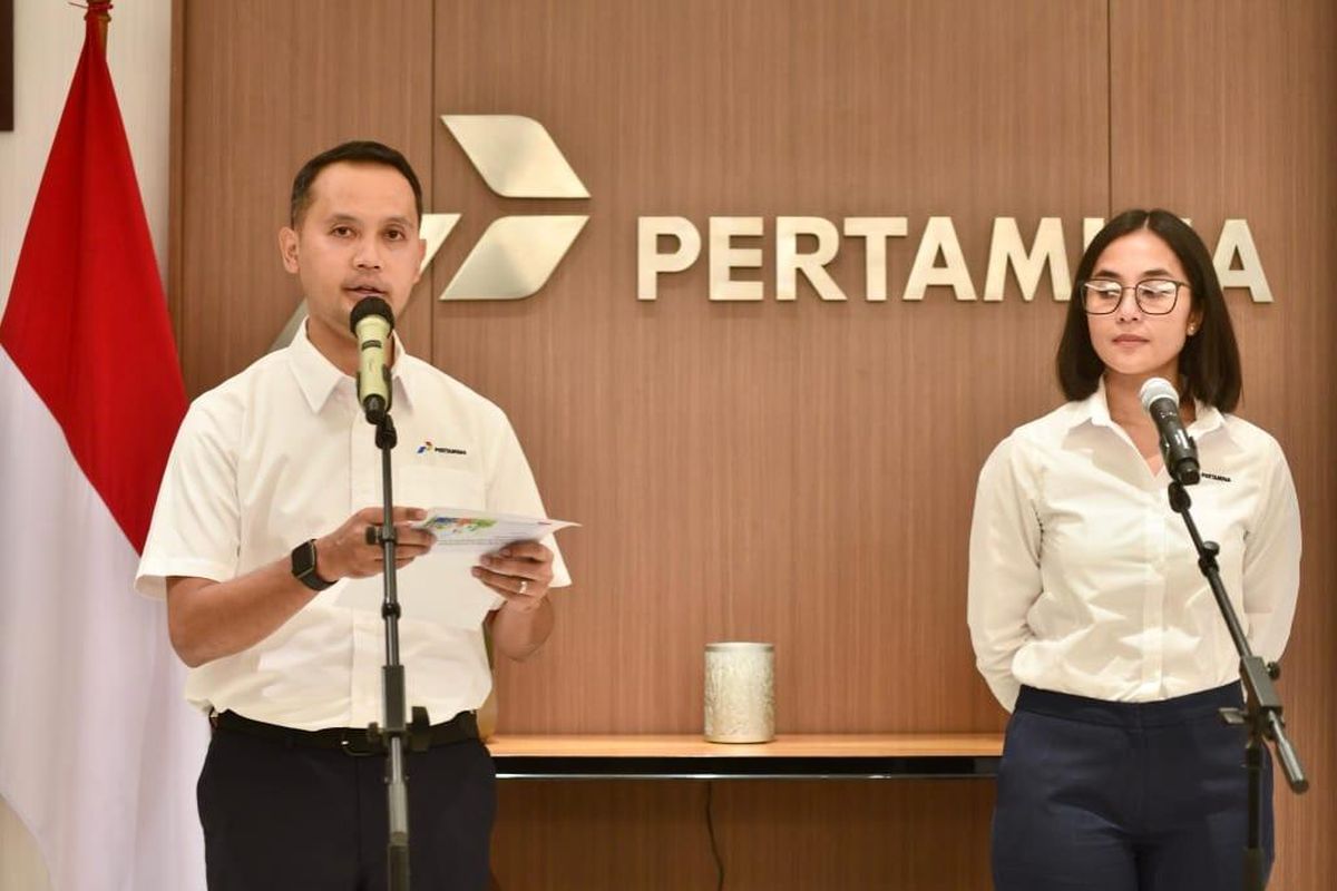 VP Corporate Communication Pertamina Fadjar Djoko Santoso didampingi Pertamina Communication Officer Ratih Triutami Wijayanti saat Press Conference Penutupan Satuan Tugas Ramadhan dan Idul Fitri 2025 Pertamina Grup di Jakarta, Senin (14/4/2025).