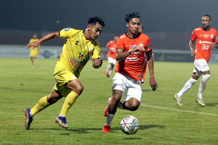 Pemain Persija Jakarta Novri Setiawan dikejar pemain Barito Putera Ambrizal Umanailo saat pertandingan pekan 11 Liga 1 2021-2022 yang berakhir dengan skor 1-1 di Stadion Moch Soebroto Magelang, Jumat (5/11/2021) malam.