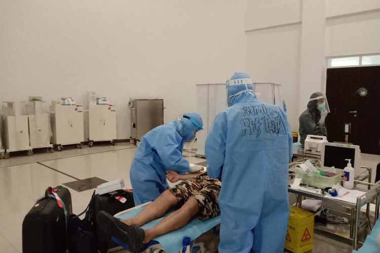 Sejumlah petugas kesehatan tengah menangani pasien di RSD Covid-19 Wisma Atlet, Kemayoran, Jakarta.