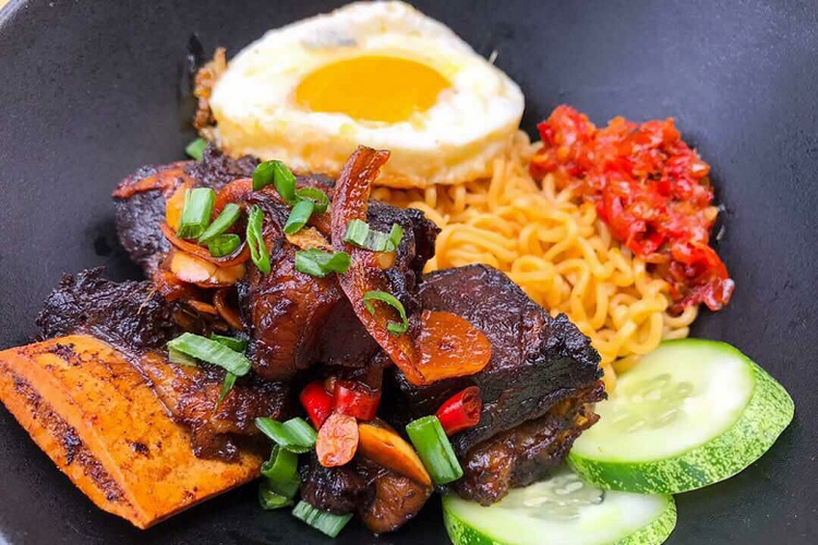Ada gerai kuliner di Malaysia yang menawarkan sajian Indomie dipadukan mulai dari sate hingga steak. Gerai Indomie tersebut dinamakan IndoBowl.