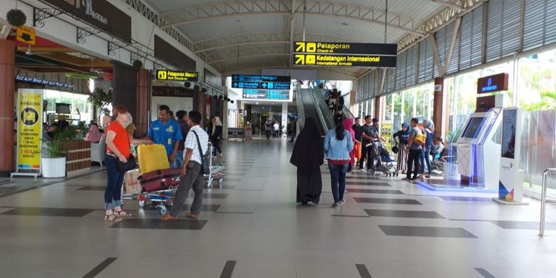 Suasana terminal keberangkatan di Bandara SSK II Pekanbaru, Riau, terlihat sepi setelah adanya kebijakan kenaikan tiket pesawat domestik, Selasa (15/1/2019).