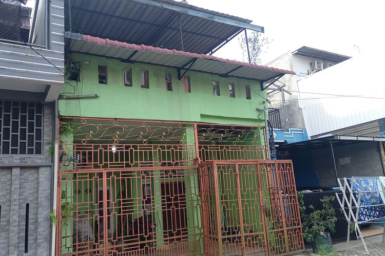 Suasana rumah Mahasiswa USU, Mahira, yang tewas di dapur rumahnya di Komplek Rivera, Kecamatan Medan Amplas, Kota Medan. 