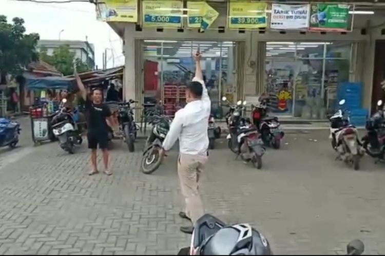 Vira Video Seorang Pria ancam polisi dengan pisau saat hendak diamankan di Tangerang, Selasa 24 Maret 2020