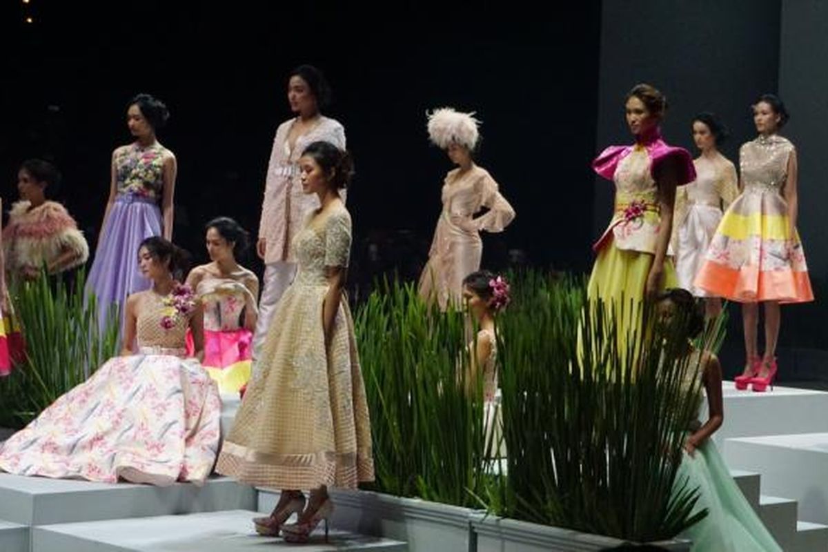 Kolaborasi empat desainer dengan tema Savana Muria dalam Indonesia Fashion Week 2017 di Jakarta, Minggu (5/2/2017).