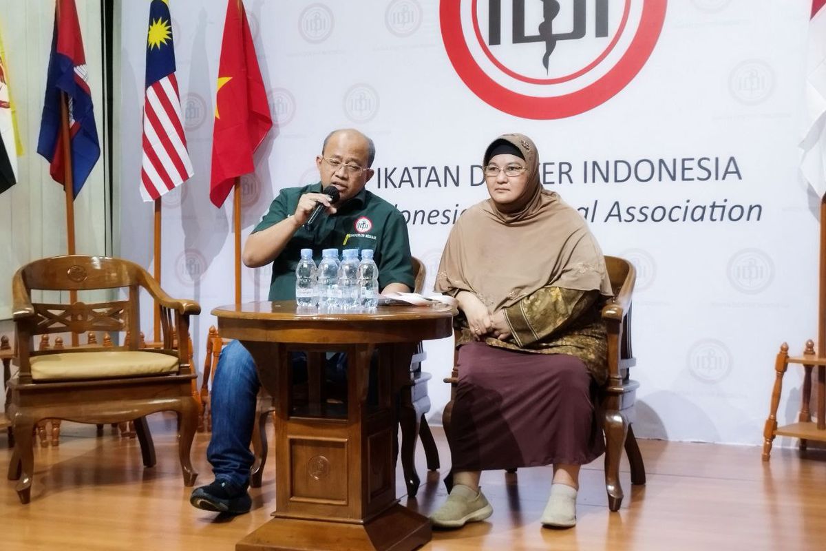 Ketua Umum PB IDI (kiri) dan Ketua Satgas CoVID PB IDI (kanan) saat acara Pembelajaran Tiga Tahun COVID-19, Kamis (9/3/2023). (KOMPAS.com/XENA OLIVIA)