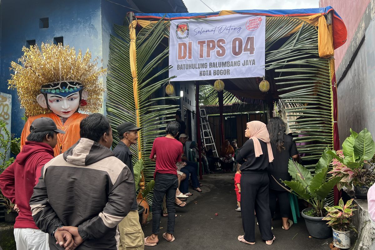 TPS 04 Kampung Batuhulung, Kelurahan Balumbang Jaya, Kecamatan Bogor Barat, Kota Bogor dihiasi buah-buahan, Rabu (14/2/2024).