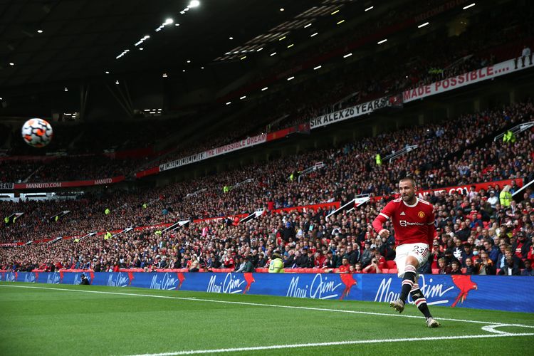 Bek kiri Man United, Luke Shaw, pada laga pramusim melawan Everton di Stadion Old Trafford, Sabtu (7/8/2021).