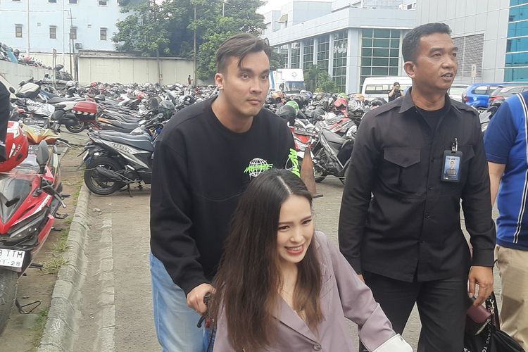 Aktor peran Rendy Kjaernett belum memikirkan pekerjaan setelah berdamai dengan Lady Nayoan. Baginya fokus utama saat ini adalah kesembuhan sang istri.