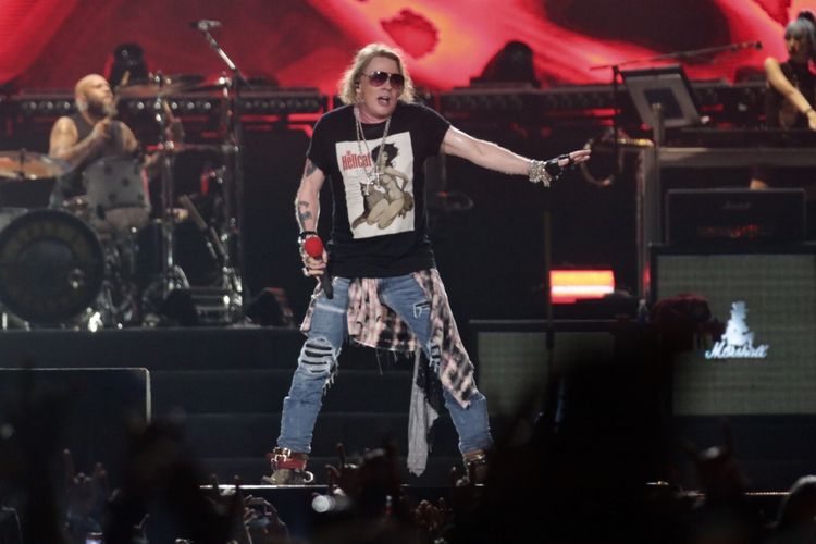 Guns N Roses beraksi pada konsernya yang bertajuk Not In This Lifetime di Gelora Bung Karno, Jakarta, Kamis (8/11/2018). Pada konser tersebut Guns N Roses membawakan sejumlah lagu andalannya diantaranya Welcome to The Jungle, Sweet Child O Mine dan lain-lain.