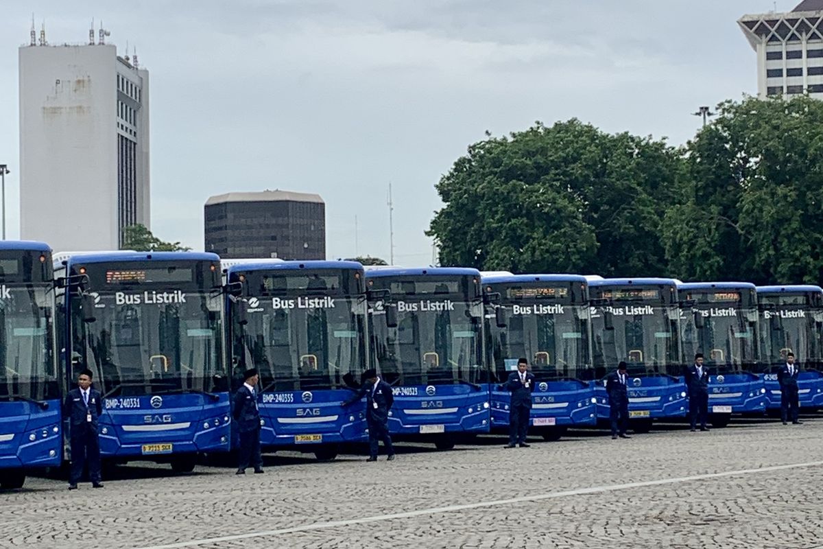 PT Transportasi Jakarta (Transjakarta) menambah armada sebanyak 200 unit Bus Raya Terpadu (BRT) listrik baru yang bakal beroperasi setelah diresmikan pada hari ini di Monas, Jakarta Pusat, Selasa (10/12/2024).