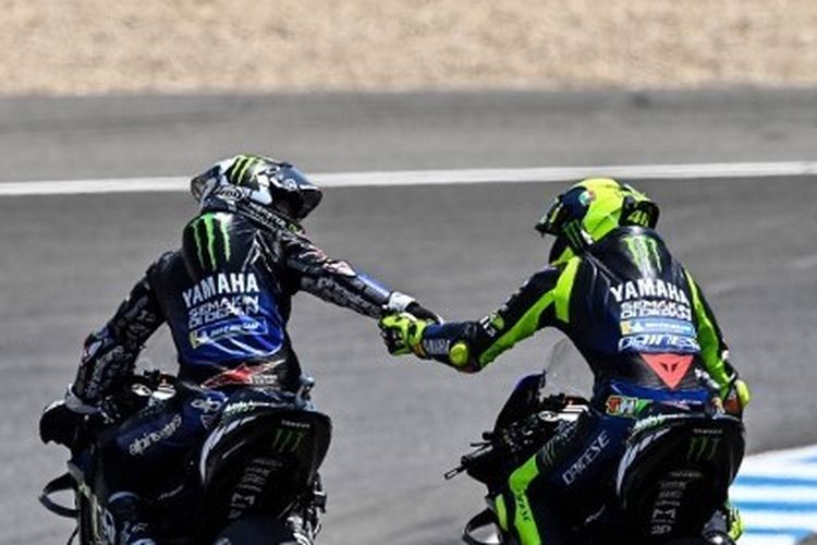 Pebalap Monster Energy Yamaha, Maverick Vinales dan Valentino Rossi, pada MotoGP Andalusia 2020 di Sirkuit Jerez, Spanyol.
