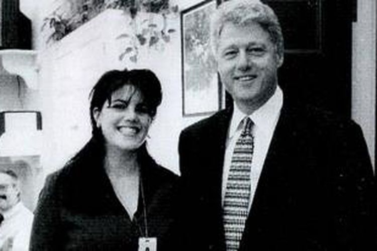 Monica Lewinski saat masih berstatus pekerja magang Gedung Putih, berfoto dengan Presiden AS Bill Clinton.