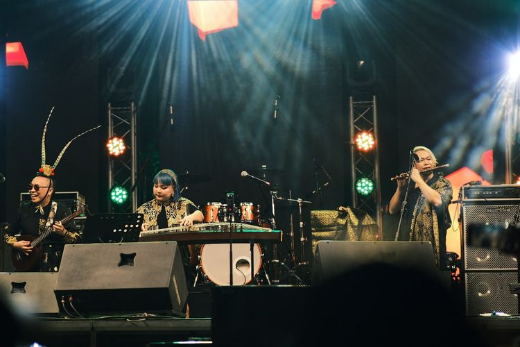 Naungan dari Semenanjung Malaysia tampil di malam pertama RWMF, membawakan perpaduan unik berbagai alat musik tradisional dari beragam budaya.  