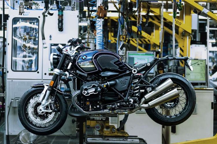 BMW Motorrad merilis motor edisi khusus Roadster R nineT 2023 dan R18 Cruiser edisi peringatan 100 tahun. 