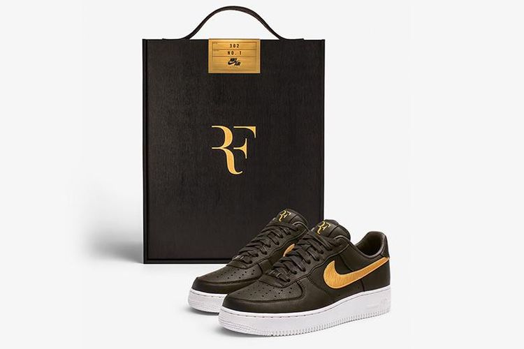 Nike membuatkan hadiah khusus untuk Federer berupa, sepasang sepatu Nike Air Force 1 Low.