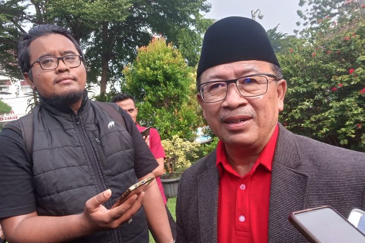 Bupati Cianjur Herman Suherman menyatakan prihatin atas kejadian OTT yang menimpa seorang ASN atas dugaan politik uang Pemilu 2024.