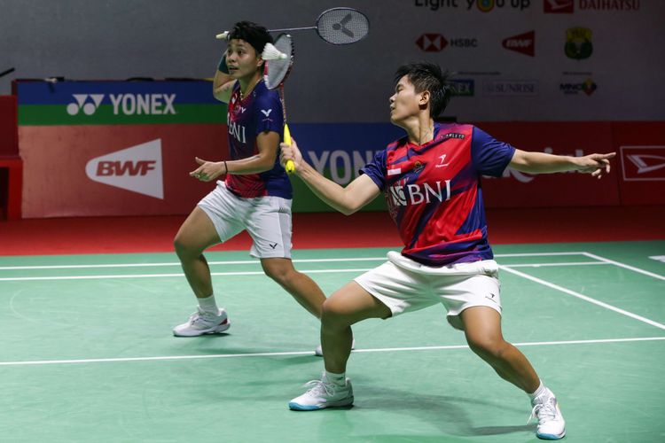 Ganda putri Indonesia, Apriyani Rahayu/Siti Fadia Silva Ramadhanti bertanding melawan ganda putri Thailand, Jongkolphan Kititharakul/Rawinda Prajongjai pada pertandingan perempat final Indonesia Masters 2023 di Istora Senayan, Jakarta, Jumat (27/1/2023). Apriyani/Fadia gagal melaju ke semifinal Indonesia Masters 2023 setelah kalah dengan skor 21-16, 17-21, 18-21.