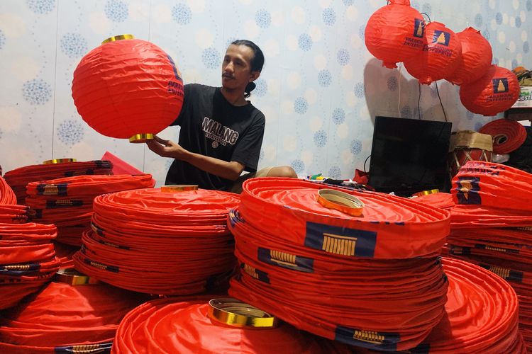 Jelang Tahun Baru Imlek 2025 seorang perajin sedang menunjukkan hasil pesanan lampion di Jodipan Kota Malang, Jawa Timur, Selasa (21/1/2025) siang.