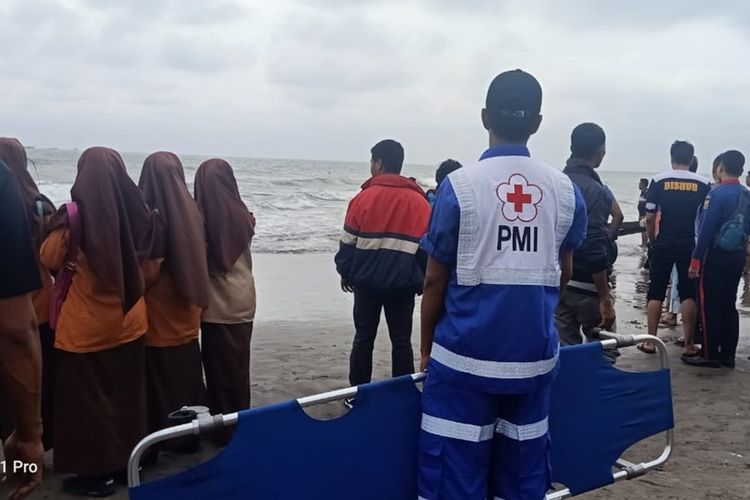 Tim SAR Kota Pariaman melakukan evakuasi terhadap korban kapal wisata yang terbalik di perairan Pulau Angso Duo, Sabtu (26/10/2019)
