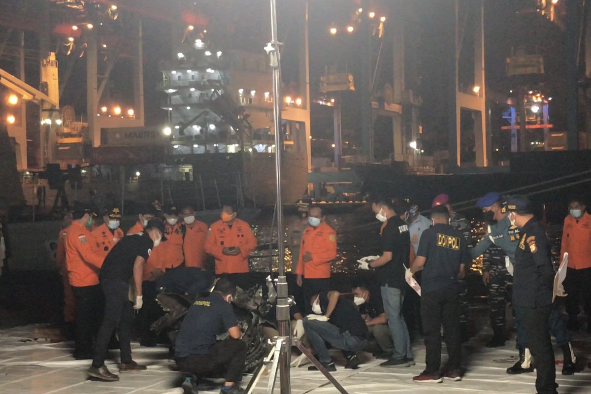 TNI AL menyerahkan temuan serpihan pesawat berupa turbin Sriwijaya Air SJ-182 ke Posko Komando Basarnas di Jakarta International Container Terminal (JICT) 2 Pelabuhan Tanjung Priok, Jakarta Utara pada Minggu (10/1/2021) pukul 22.35 WIB.