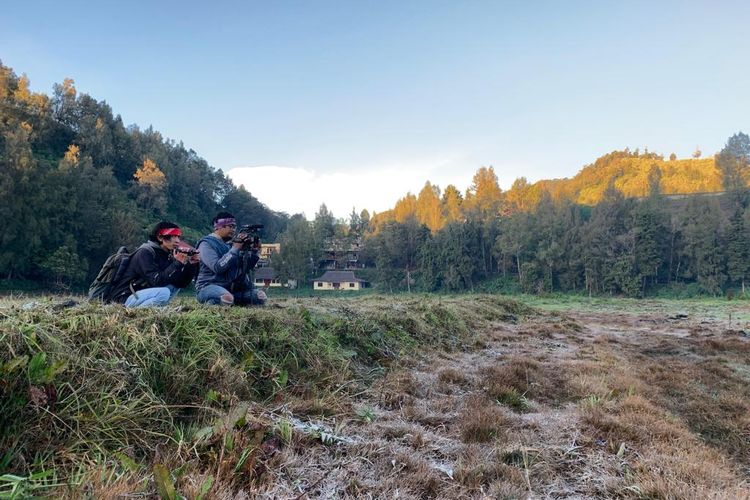 Wisatawan mengabadikan fenomena embun es di Ranupane yang terjadi dalam waktu singkat, Sabtu (30/7/2022).