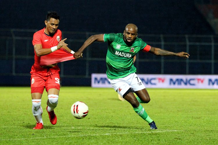 Pemain Persija Jakarta Maman Abdurahman mengejar bola bersama Pemain Madura United Greg Nwokolo saat semifinal Piala Gubernur Jatim yang berakhir dengan skor 2-1 di Stadion Kanjuruhan Malang, Jawa Timur, Senin (17/02/2020) malam.