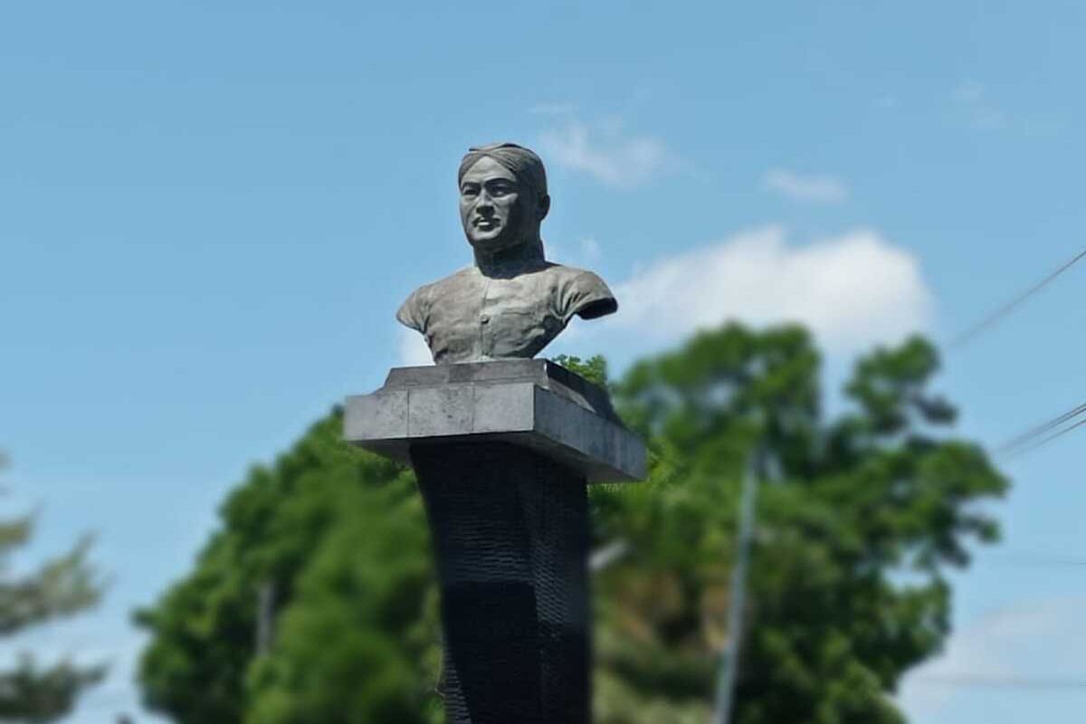 Patung Gubernur Soerjo di jalan lingkar alun alun Magetan. Memimpin Provinsi Jawa TImur sebagai Gubernur pertama ternyata kantor GUbernur Soerjo selalu berpindah pindah.