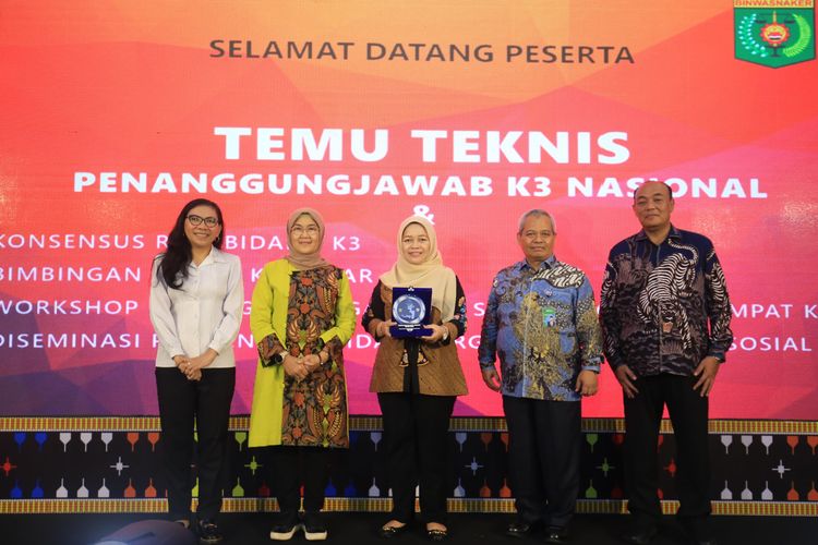 Direktur Jenderal (Dirjen) Pembinaan Pengawasan Ketenagakerjaan dan Keselamatan dan Kesehatan Kerja (Binwasnaker dan K3) Kementerian Ketenagakerjaan (Kemenaker), Haiyani Rumondang berfoto bersama narasumber dalam Temu Teknis Penanggung Jawab K3 Nasional (8/3/2024) di Manggarai Barat, Nusa Tenggara Timur (NTT). 