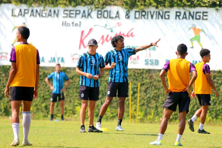 Pelatih Arema FC Fernando Valente memberi penjelasan pada pemain saat memimpin pemusatan latihan tim yang diadakan selama 3 hari di Lapangan Agro Kusuma Kota Batu, Jawa Timur, Senin (16/10/2023) pagi.