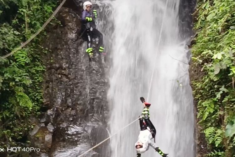 Canyoneering, Dua perempuan uji adrenalin terjun diatas Curug Sangkuriang setinggi 15 meter ( FOTO : KOMPAS.COM / AHYA NURDIN)