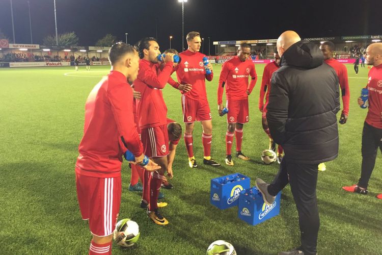 Para pemain Almere City FC, termasuk Ezra Walian (kedua dari kiri), bersiap jelang pertandingan melawan AZ Alkmaar di Stadion Yanmar, Kamis (26/10/2017).