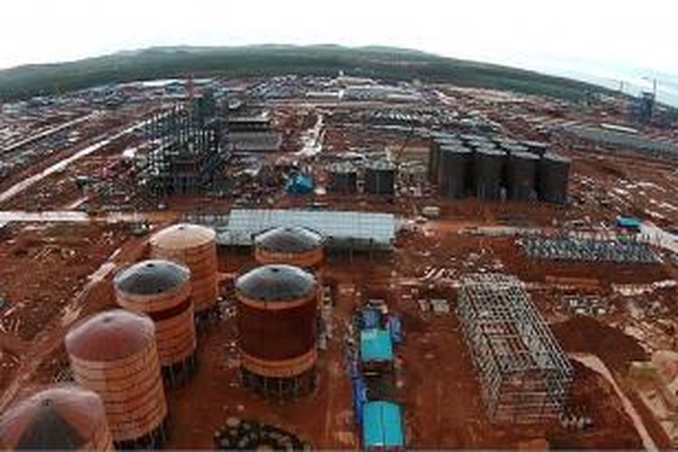 Pabrik pengolahan dan pemurnian bauksit PT Well Harvest Winning Alumina Refinary (WHW), di Kabupaten Ketapang, Kalimantan Barat. Rencananya pabrik ini mampu memproduksi smelter grade alumina (SGA) sebanyak 4 juta ton per tahun.
