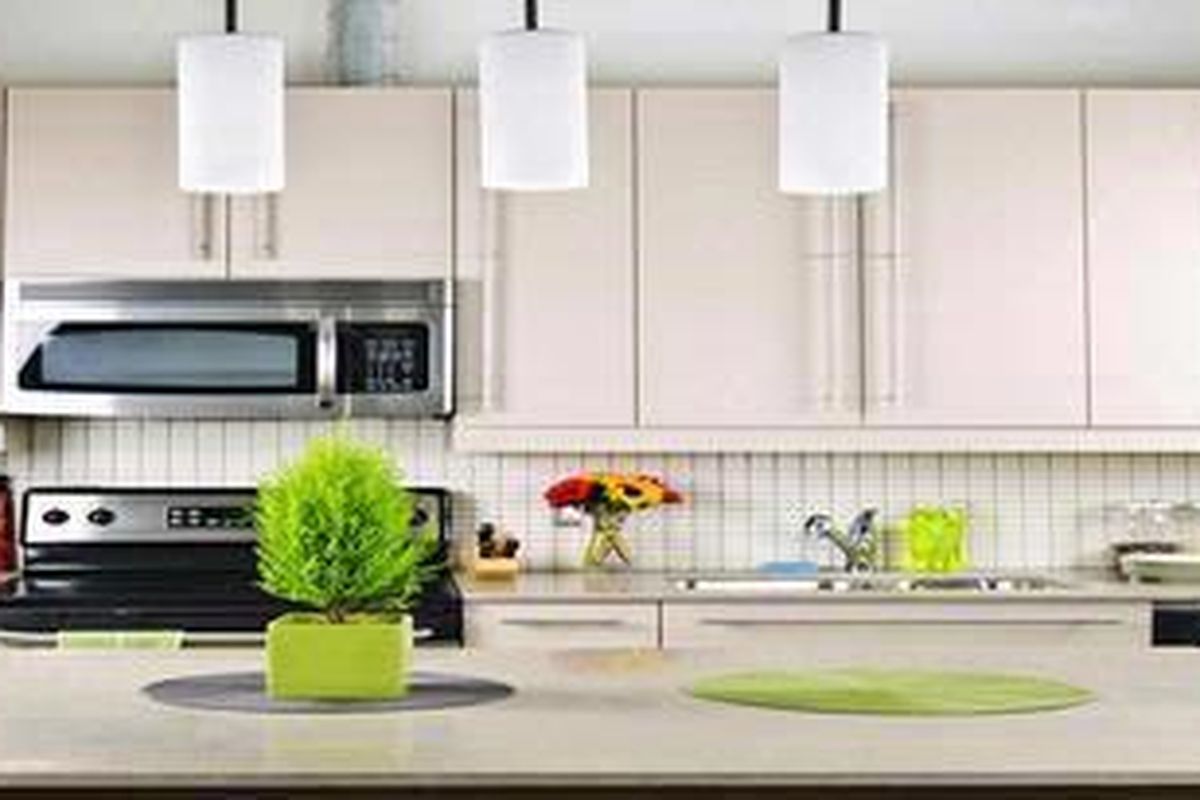 Penggunaan beberapa lampu gantung di tengah ruang juga sangat memberikan keunikan. Posisi lampu yang diletakkan pada posisi lebih tinggi akan menerangi area lebih luas.