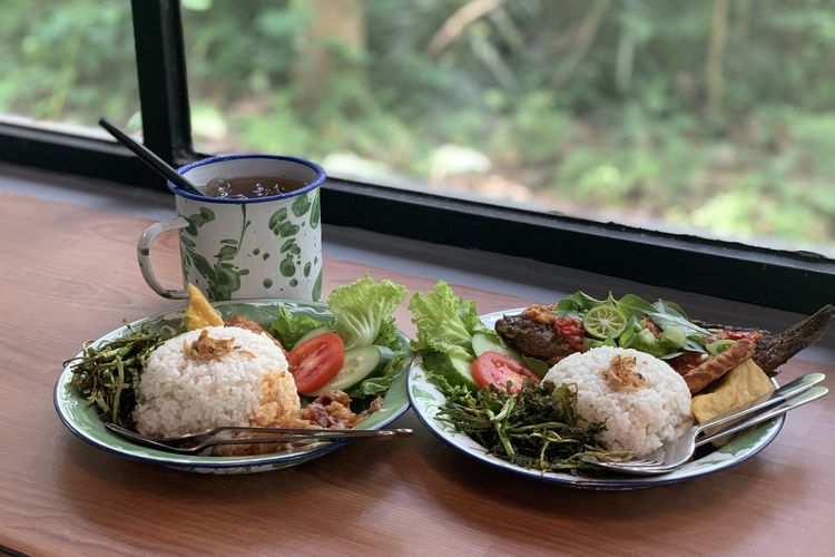 Nasi Jukut Oseng Mercon dan Nasi Jukut Ikan Pecak di Warung Arborea Jatijajar, Depok, Jawa Barat, Jumat (5/9/2025).