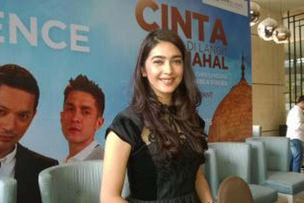 Artis peran Nabila Syakieb berpose ketika hadir dalam konferensi pers sinetron yang ia bintangi, Cinta Di Langit Taj Mahal, di kawasan Epicentrum, Kuningan, Jakarta Selatan, Kamis (28/5/2015).