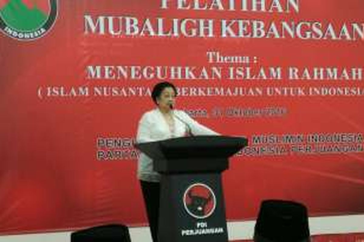 Ketua Umum PDI-P Megawati Soekarnoputri memberikan sambutan dalam pembukaan Pelatihan Mubaligh Kebangsaan yang diselenggarakan Pengurus Pusat Baitul Muslimin Indonesia (Bamusi) PDI-P di Kantor DPP PDI-P, Menteng, Jakarta Pusat, Senin (31/10/2016).