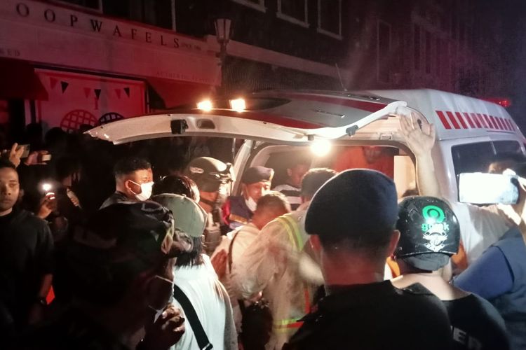 Ambulans disiapkan untuk mengevakuasi pengunjung yang terjebak kebakaran di Trans Studio Mall Makassar, Senin (24/4/2023). 