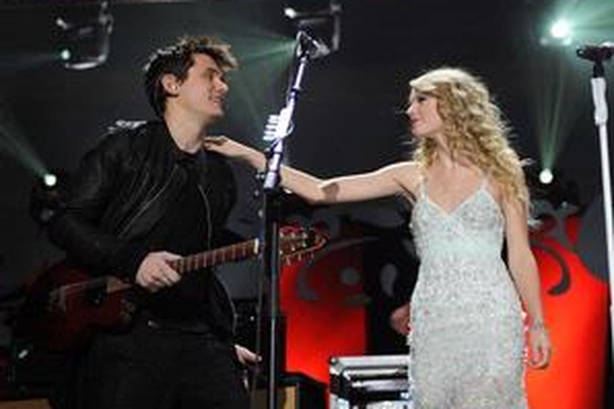 John Mayer dan Taylor Swift saat berduet di atas panggung.