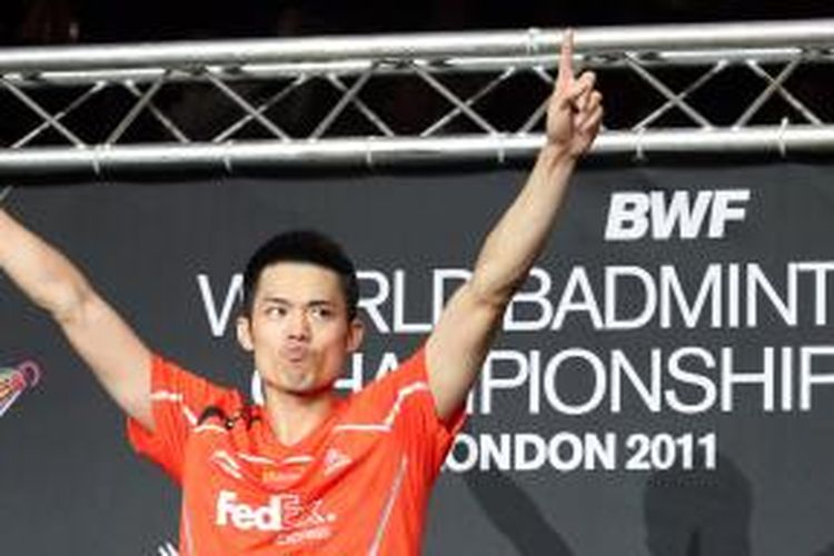 Lin Dan mengacungkan tangannya sebagai ekspresi kemenangan saat BWF World Championships (Kejuaraan Dunia) 2011 di London, (14/8/2011).