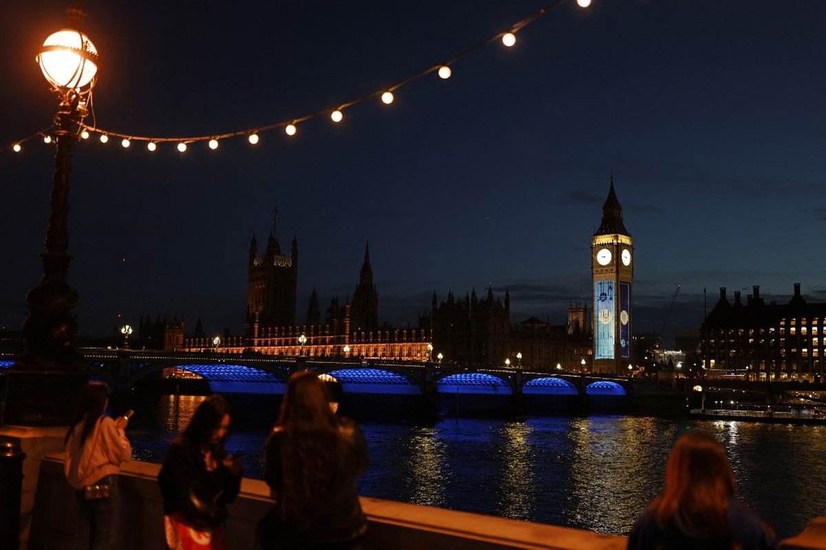 Masyarakat melihat The Elizabeth Tower, yang dikenal luas sebagai Big Ben, menampilkan aneka gambar pada Kamis (4/5/2023) menjelang penobatan Raja Charles III pada Sabtu (6/5/2023).