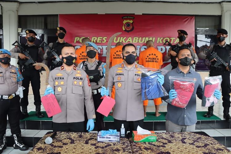 Kepala Polres Sukabumi AKBP SY Zainal Abidin (tengah) memperlihatkan barang bukti dari anggota geng motor yang tewaskan pedagang keliling saat konferensi pers di Sukabumi, Jawa Barat, Selasa (10/5/2022).