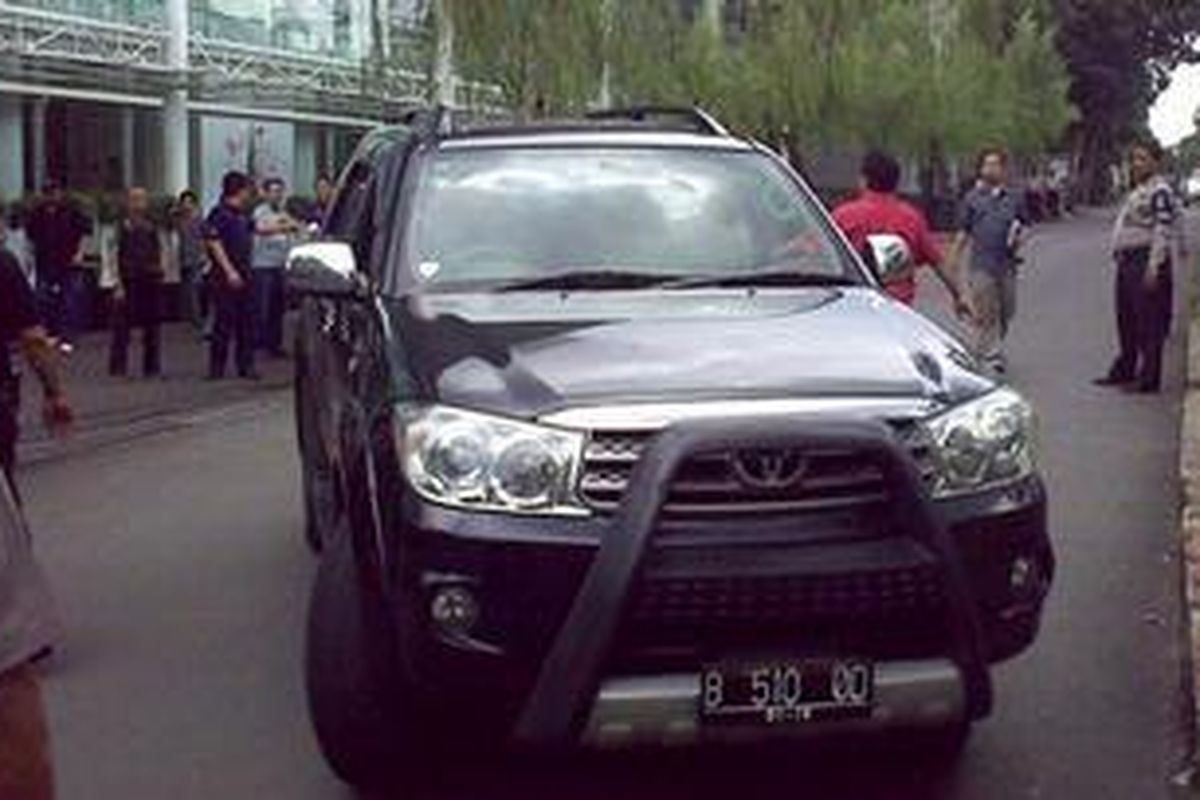 Kepolisian Resor Metro Jakarta Selatan menggelar rekonstruksi kasus pembunuhan Raafi Aga Winasya Benjamin (17) di cafe Shy Rooftop, Kemang, Jakarta Selatan. Sebuah mobil Toyota Fortuner B 510 OD warna hitam yang dibawa salah satu tersangka yakni Robie Hatim tampak keluar dari Gedung Papilion, di mana Shy Rooftop berada.