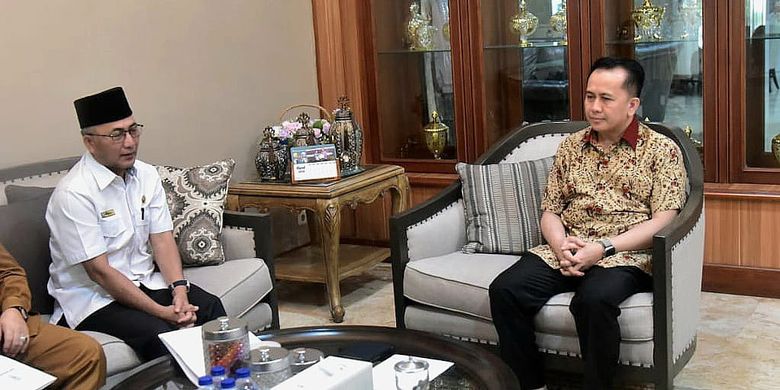 Penjabat (Pj) Gubernur Sumatera Selatan (Sumsel) Agus Fatoni menerima audiensi saat menerima audiensi dari Pj Bupati Musi Banyuasin (Muba) Apriyadi di Griya Agung, Palembang, Sumatera Selatan, Selasa (19/3/2024).