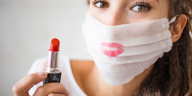 3 Tips Agar Lipstik Tak Nempel Dan Awet Di Balik Masker Halaman All Kompas Com