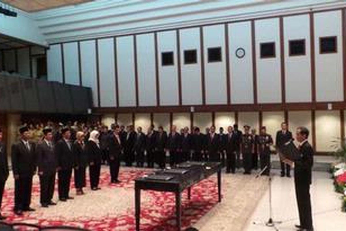 Gubernur DKI Jakarta Joko Widodo melantik sebanyak tujuh pejabat eselon II DKI Jakarta, di Balaikota Jakarta, Selasa (11/6/2013).