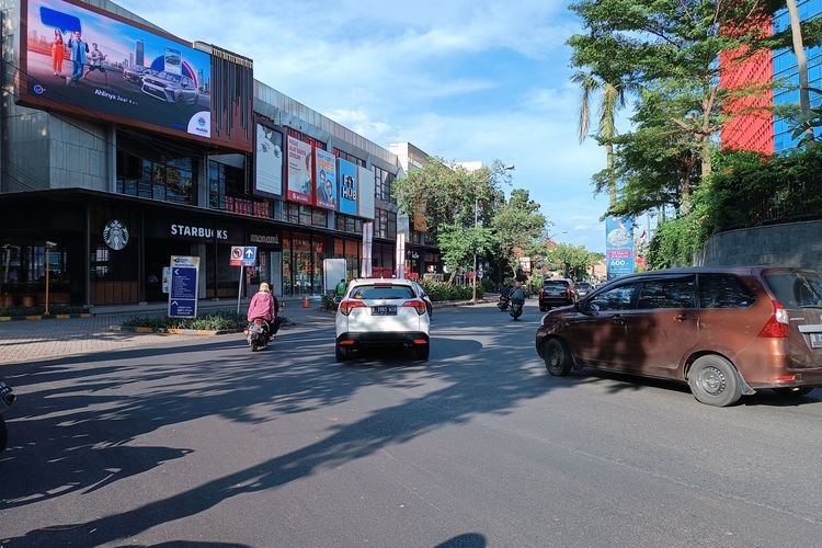 Aspal di Jalan Wahid Hasyim, Pondok Jaya, Pondok Aren, Kota Tangerang Selatan, Banten tampak sudah diperbaiki setelah beberapa waktu lalu sempat rusak dan dipenuhi kerikil. Pantauan kompas.com di lokasi pada Jumat (6/1/2023), jalanan tersebut kini sudah mulus. 